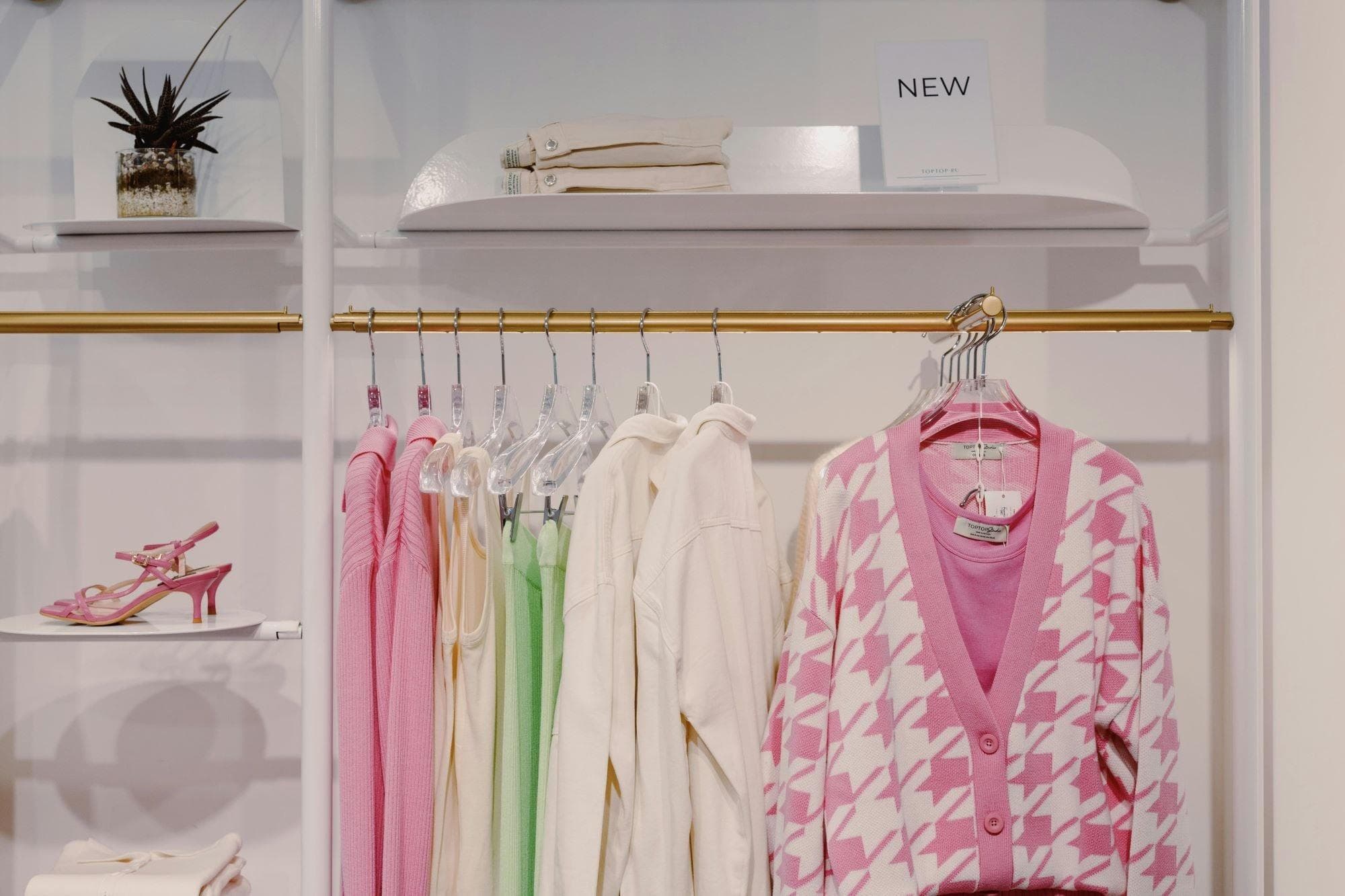 Explore the Spring/Summer 2024 Fashion Trends Fabrics & Colors